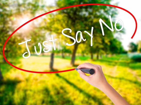 Kadın el yazma sadece Say No şeffaf bo üzerinde bir marker ile