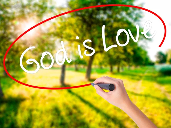 Kobieta ręka piśmie Bóg jest miłością z znacznik nad przezroczyste bo — Zdjęcie stockowe