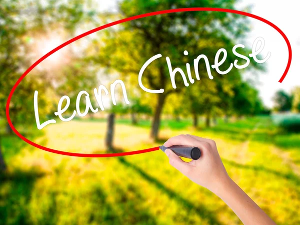 Frau Handschrift lernen Chinesisch mit einem Filzstift über transparent — Stockfoto