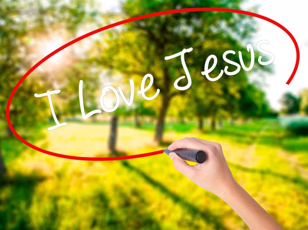 Kvinna Hand skriva jag älskar Jesus med en markör över transparent b — Stockfoto