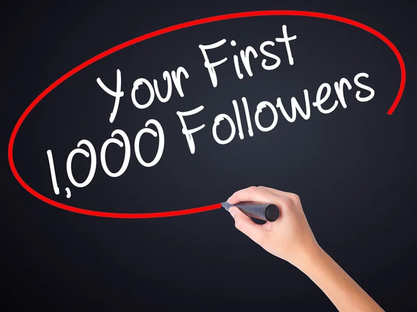 Woman Hand Writing Your First 1,000 seguidores con un marcador ove —  Fotos de Stock