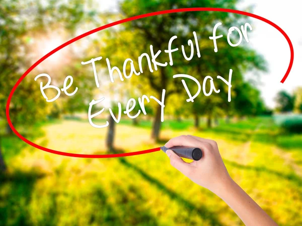 Woman Hand Writing Be Thankful for Every Day   with a marker ove — Stock Photo, Image
