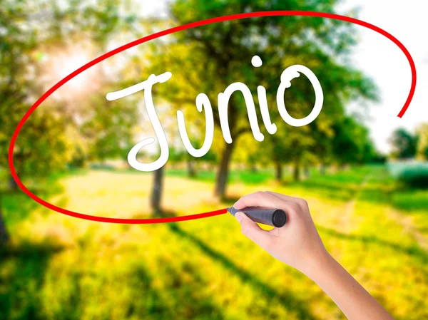 Žena ruční psaní Junio (červen ve španělštině) se značkou nad — Stock fotografie