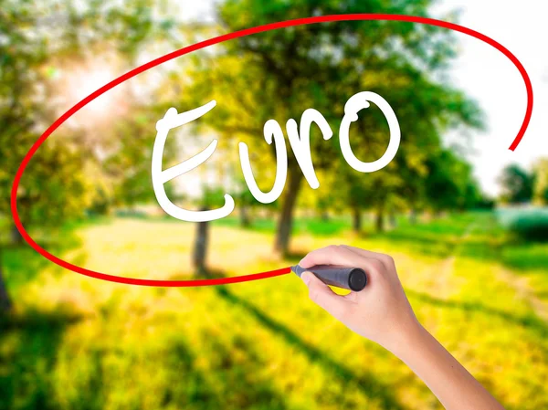 Vrouw Hand schrijven Euro met een marker over transparante boord — Stockfoto