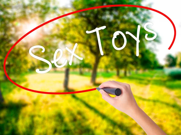 Žena ruční psaní sexuální hračky značky přes průhledné desky — Stock fotografie