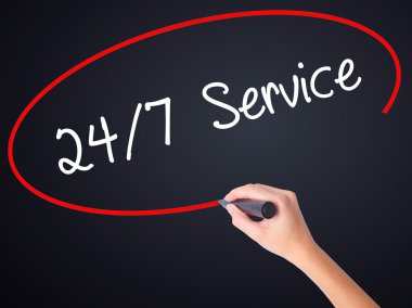 Saydam b üzerinde bir marker ile kadın el yazma 24/7 hizmet