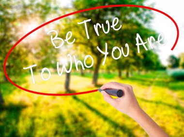 Kadın el yazma olmak doğru için sen kimsin tra üzerinde bir marker ile