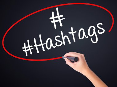 Kadın el yazma #Hashtags şeffaf boa üzerinde bir marker ile