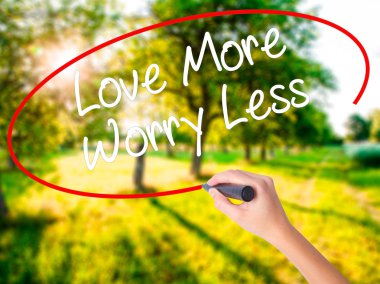 Kadın el yazma Love endişe az trans üzerinde bir marker ile