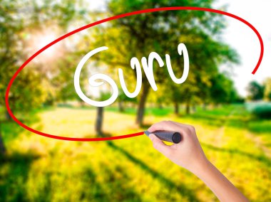 Kadın el yazma Guru bir marker şeffaf kartı ile 