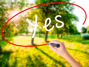 Kadın el yazma Evet şeffaf kartı bir marker ile 