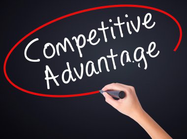 Kadın el yazma rekabet avantajı bir marker ile tran