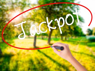 Kadın el yazma Jackpot bir marker şeffaf kartı ile 