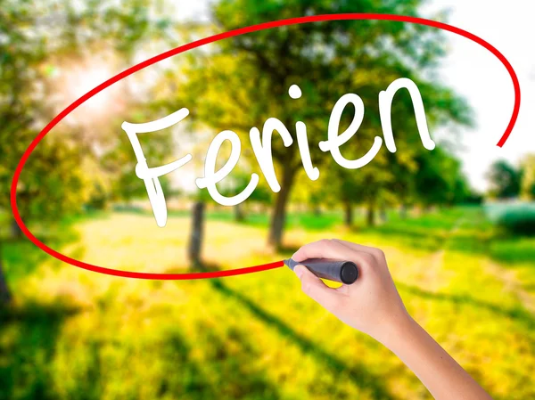 Жінка руки написання Ferien (відпустку німецькою мовою) з маркером о.. — стокове фото