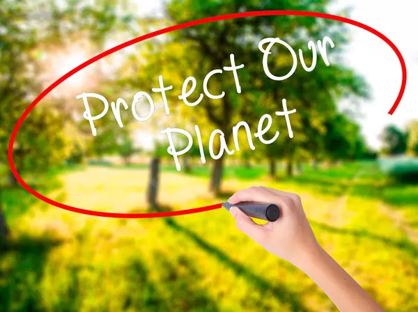 Frau Handschrift schützen unseren Planeten mit einem Marker über Transpa — Stockfoto