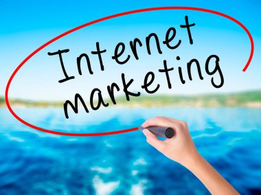 Kadın el yazma Internet Pazarlama üzerine saydam bir marker ile