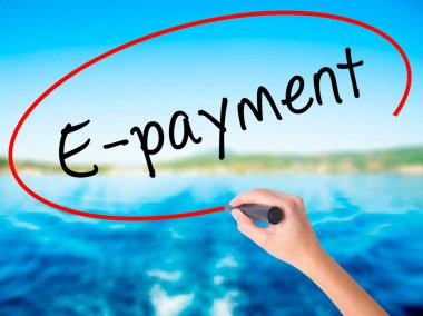 Kadın el yazma E-ödeme şeffaf domuz üzerinde bir marker ile