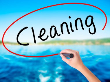 Kadın el yazma temizlik şeffaf kartı bir marker ile