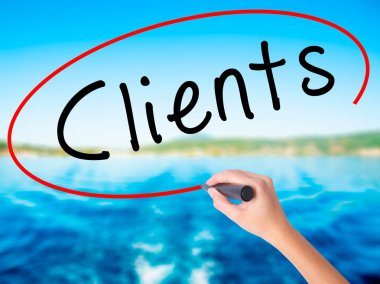 Kadın el yazma istemcileri bir marker şeffaf kartı ile