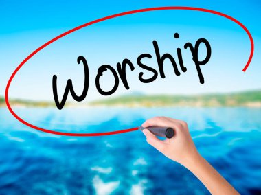 Kadın el yazma ibadet bir marker şeffaf kartı ile