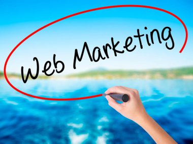 Kadın el yazma Web Pazarlama üzerine saydam bir marker ile 