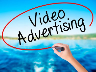Kadın el yazma Video reklam transpar üzerinde bir marker ile