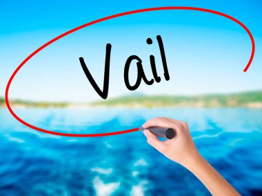 Kadın el yazma Vail şeffaf kartı bir marker ile