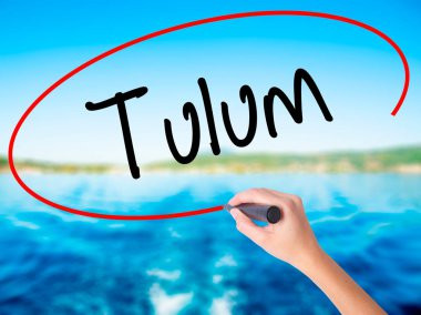 Kadın el yazma Tulum şeffaf kartı bir marker ile