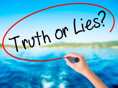 Kadın el yazma Truth or Lies? bir marker ile üzerinde şeffaf