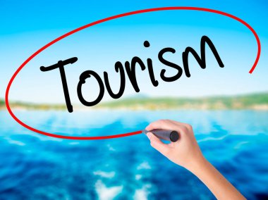 Kadın el yazma turizm şeffaf kartı bir marker ile.