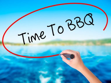 Kadın el yazma zamanı için Barbekü şeffaf bo üzerinde bir marker ile