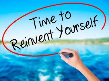 Kadın el yazma zamanı yeniden icat kendinize üzerinde bir marker ile 