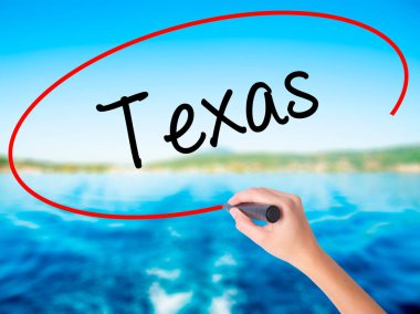 Kadın el yazma Texas şeffaf kartı bir marker ile