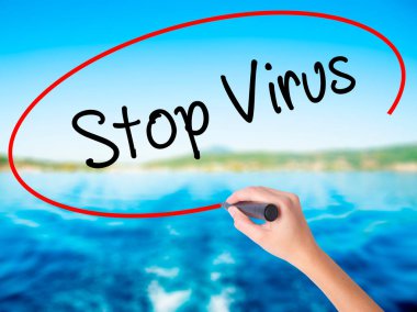 Kadın el yazma durdurmak virüs şeffaf boa üzerinde bir marker ile