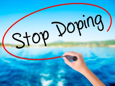Kadın el yazma durdurmak Doping şeffaf bo üzerinde bir marker ile