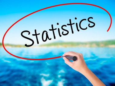 Kadın el yazma istatistikleri şeffaf boa üzerinde bir marker ile