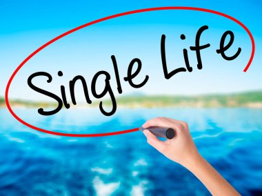 Kadın el şeffaf bo üzerinde bir marker ile tek yaşam yazma