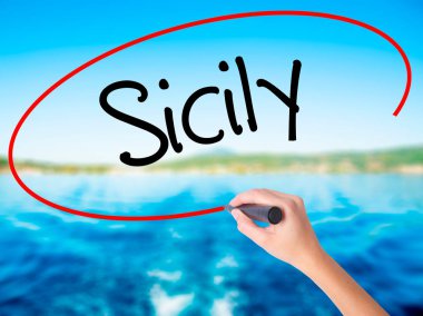 Kadın el yazma Sicilya şeffaf kartı bir marker ile.