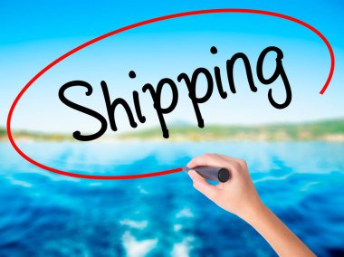 Kadın el yazma nakliye bir işaretleyici şeffaf kartı ile