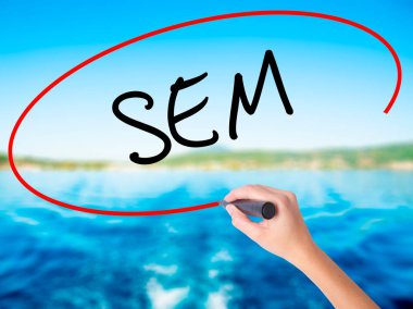 Kadın el yazma Sem (arama motoru pazarlaması) bir marker ile 