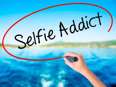 Kadın el yazma Selfie günlüğü üzerinde şeffaf bir marker ile 