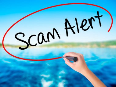Kadın el yazma Scam Uyarısı üzerine şeffaf bo bir marker ile