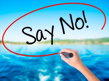 Kadın el yazma Say Hayır! bir marker ile şeffaf kartı