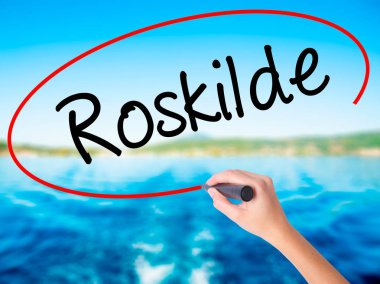 Kadın el yazma Roskilde bir marker şeffaf kartı ile