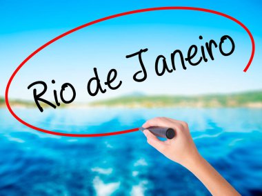 Kadın el yazma Rio de Janeiro üzerine saydam bir marker ile