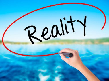 Kadın el yazma gerçeklik bir marker şeffaf kartı ile