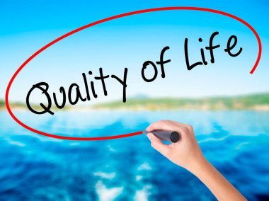 Kadın el yazma yaşam kalitesini bir işaretleyici transparen üzerinde