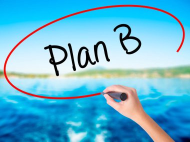 Kadın el yazma Plan B saydam kartı bir marker ile