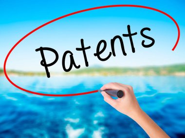 Kadın el yazma patent şeffaf kartı bir marker ile