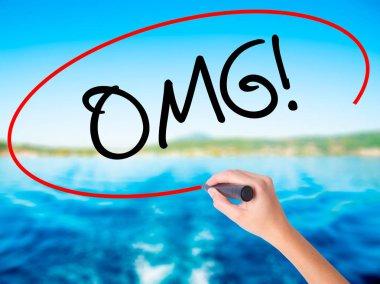 Kadın el yazma Omg (Oh My God) transparen üzerinde bir marker ile